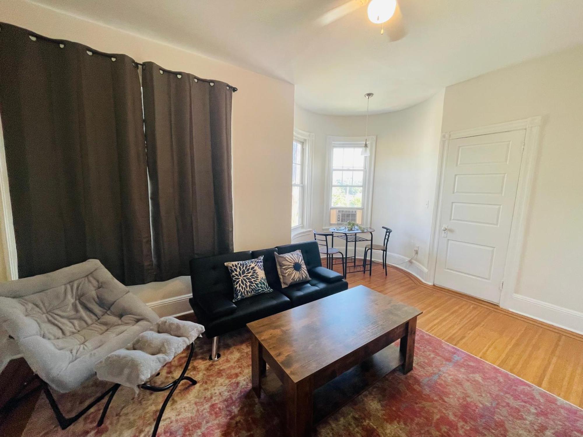 Apartment Charming 15-bedroom In Elkins Park!